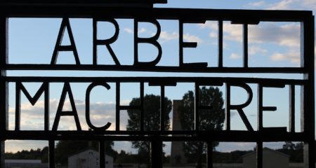 Inschrift "Arbeit macht frei" am Tor des KZ Sachsenhausen, Oranienburg